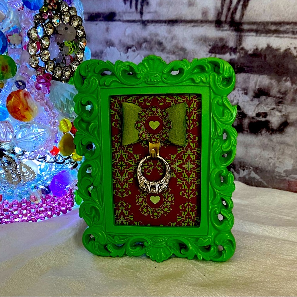 New! Green Framed Ring Display Holder Decor - Picture 5 of 5